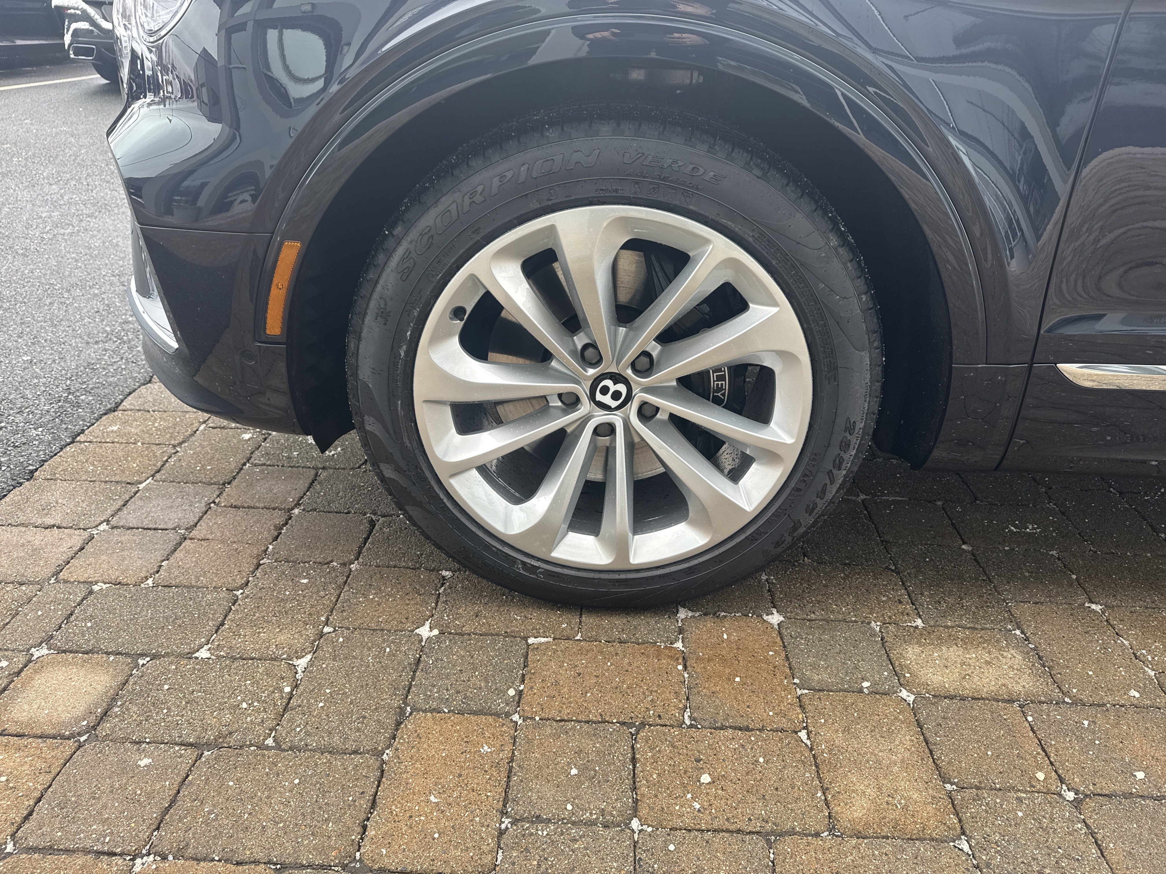 Used 2024 Bentley Bentayga Plug-In Hybrid image 6