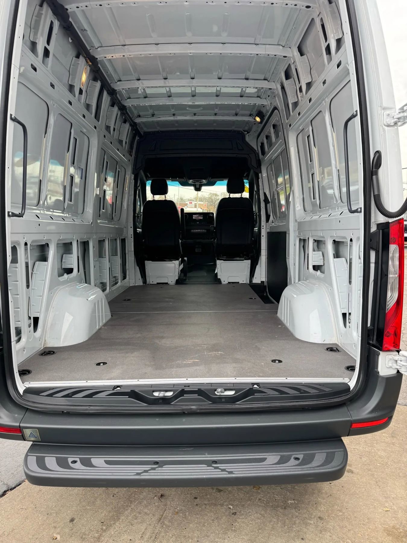 Used 2023 Mercedes-Benz Sprinter 2500 image 29