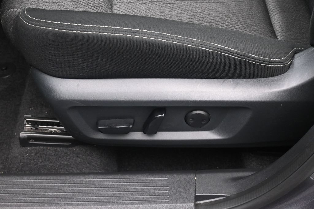 Used 2025 Nissan Rogue SV FWD image 18