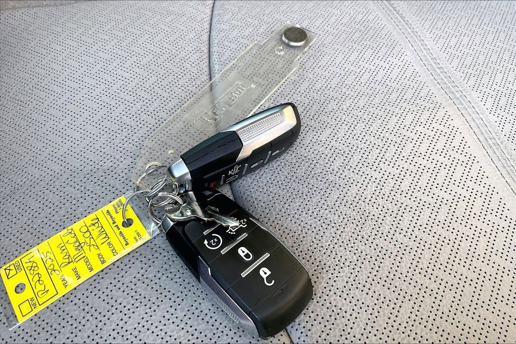 Used 2025 RAM 2500 Laramie AWD/4WD image 9