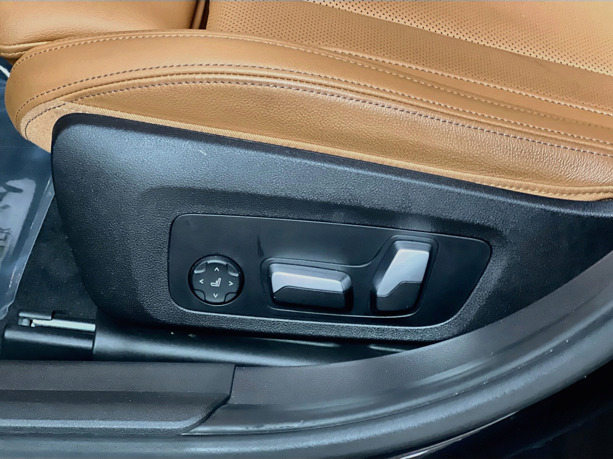 Used 2022 BMW 330e w/ M Sport Package RWD image 16