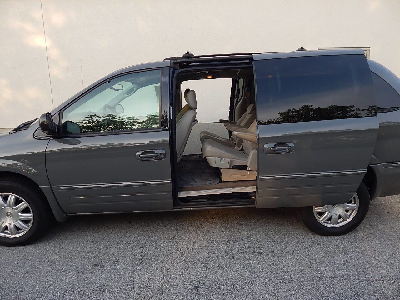 Used 2005 Chrysler Town & Country Touring w/ Luxury Group FWD image 10