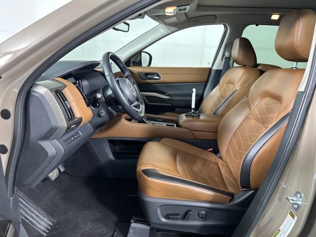 Used 2023 Nissan Pathfinder Platinum image 11