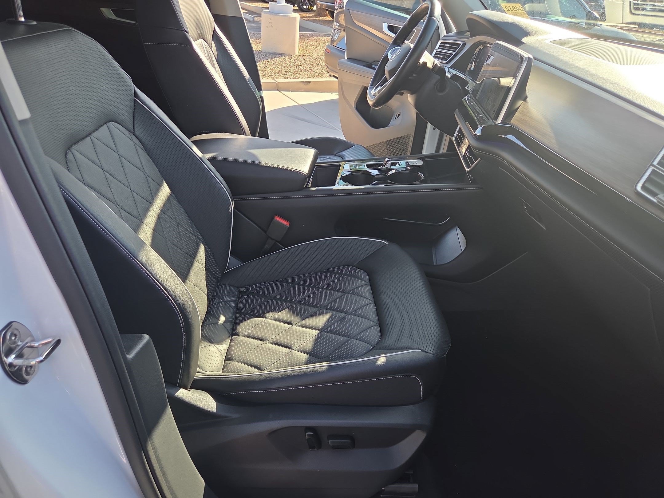 Used 2024 Volkswagen Atlas SEL Premium R-Line AWD/4WD image 30