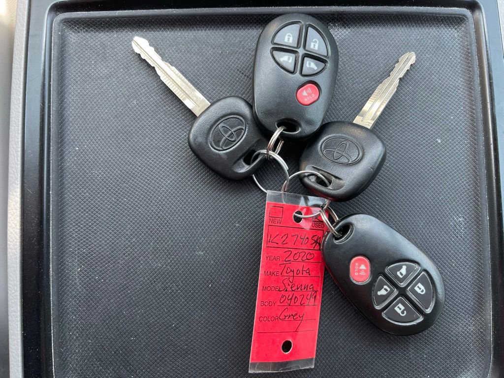Used 2020 Toyota Sienna LE FWD image 25