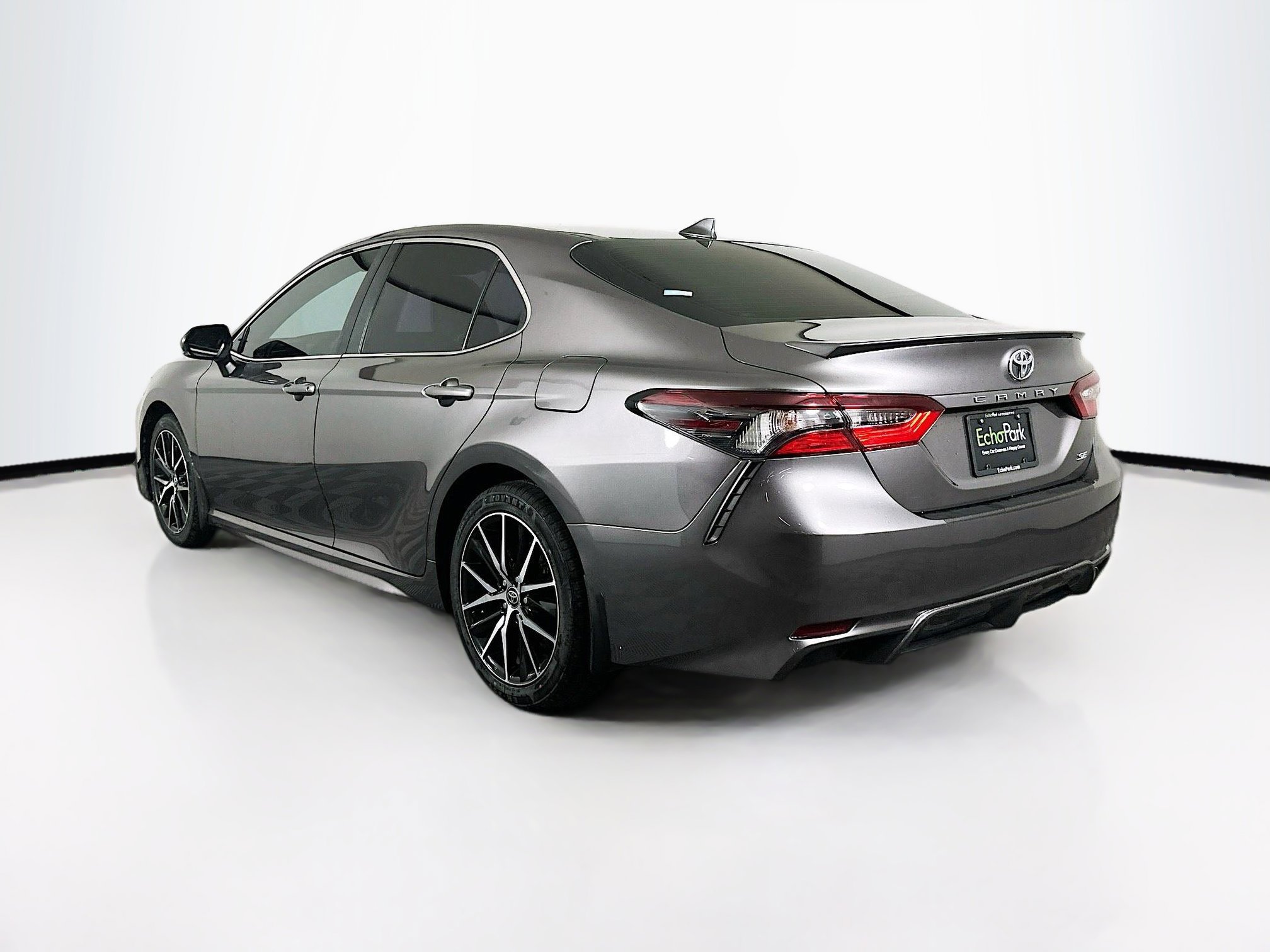 Used 2023 Toyota Camry SE image 5