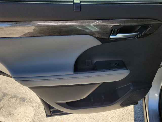 Used 2023 Toyota Highlander Platinum image 9