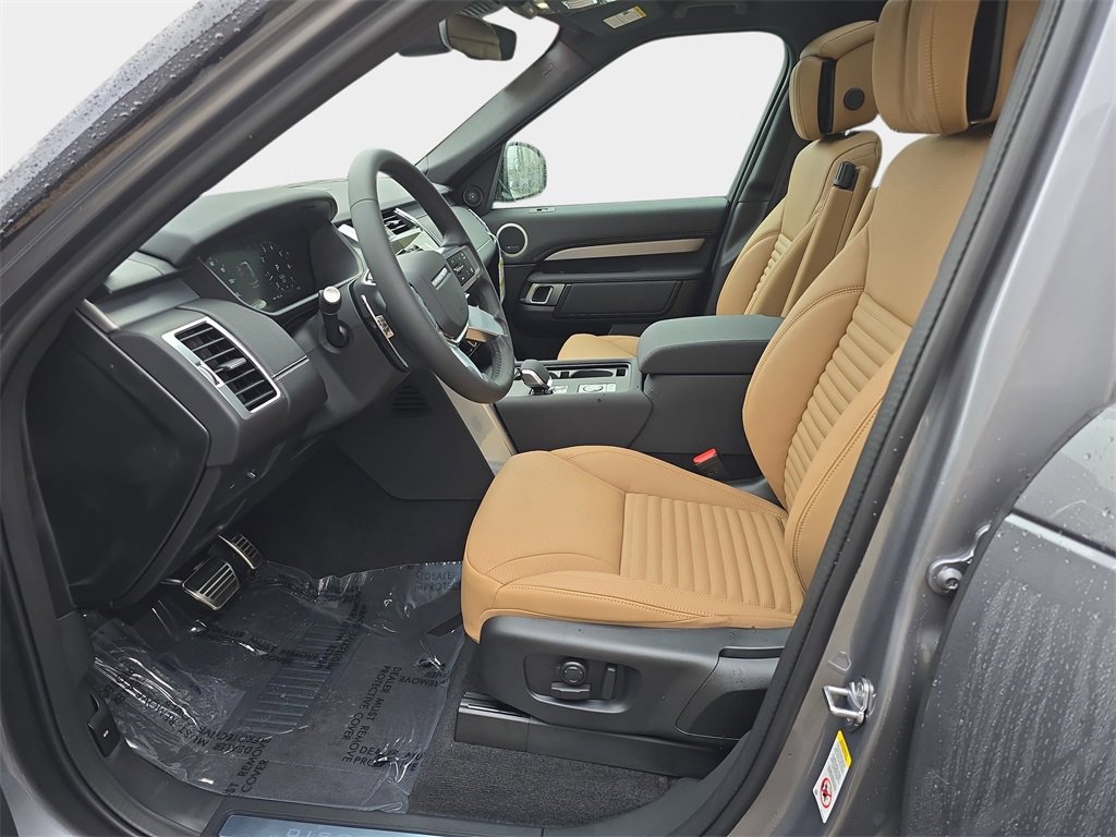 New 2026 Land Rover Discovery Dynamic SE image 16