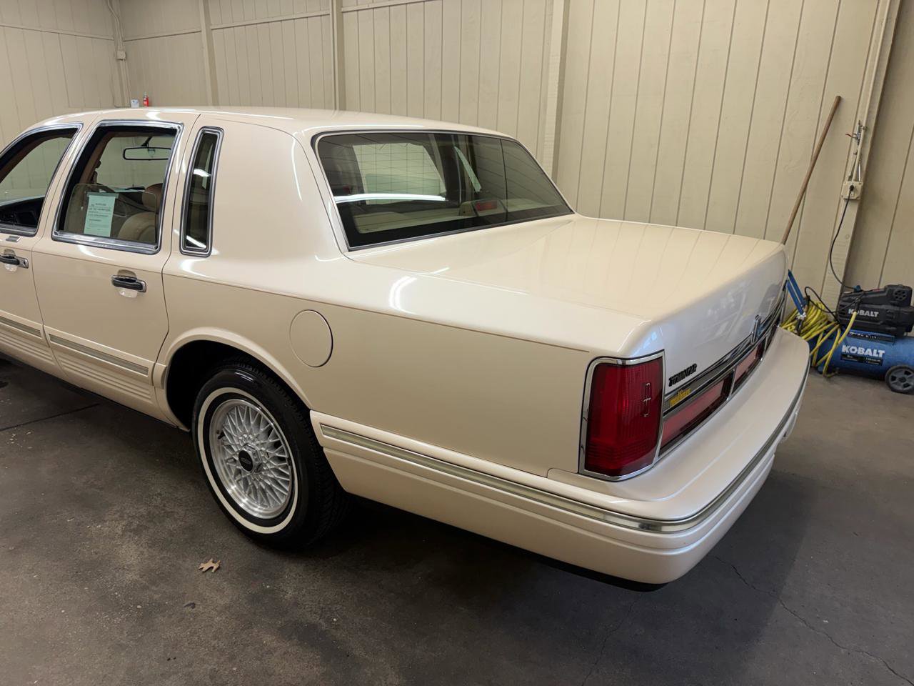 Used 1996 Lincoln Town Car Signature image 23