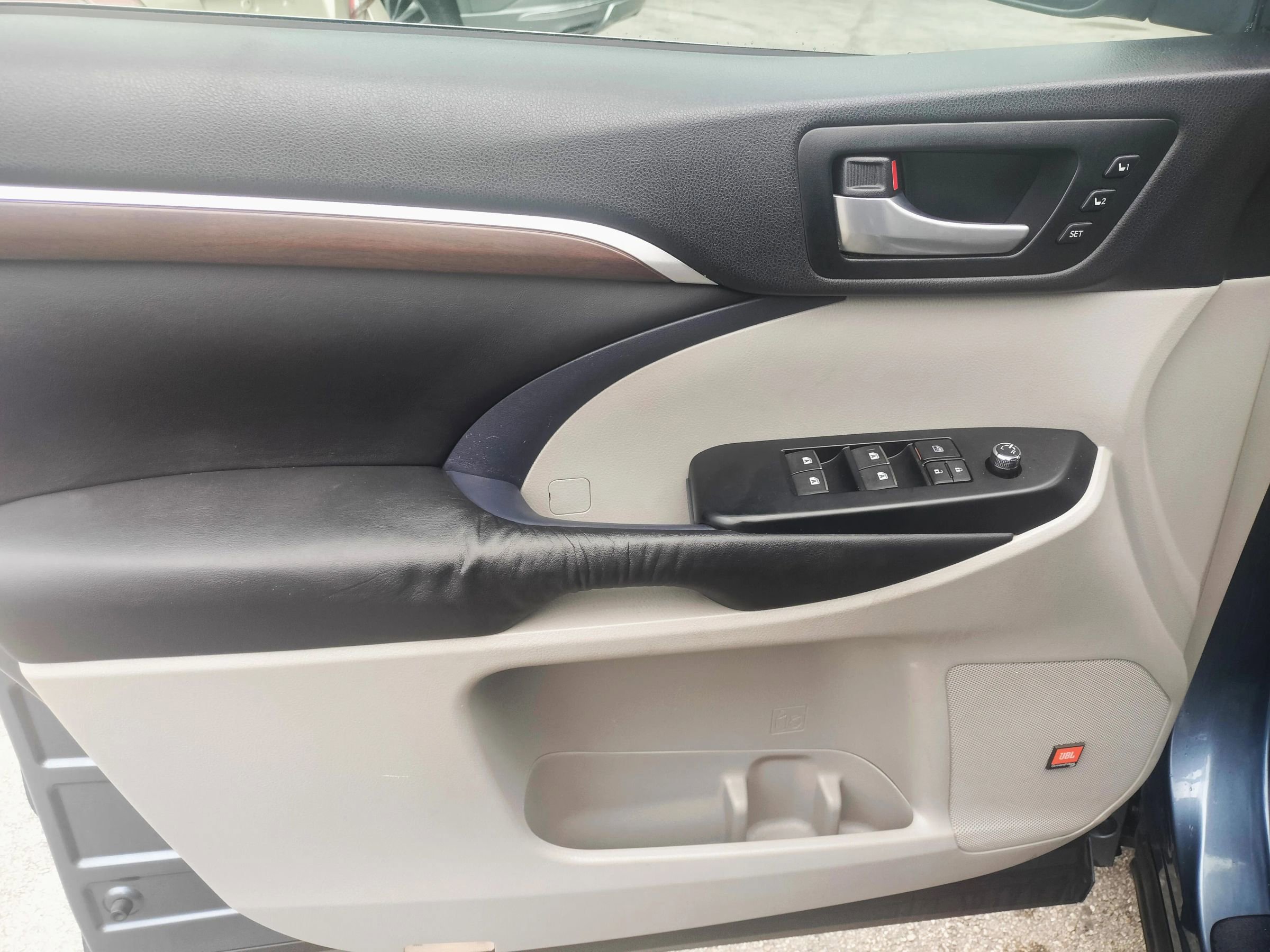 Used 2016 Toyota Highlander Limited Platinum image 16