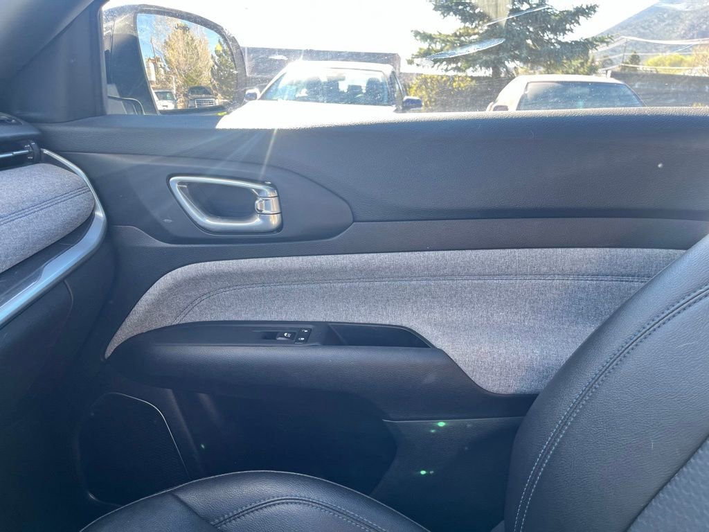 Used 2025 Jeep Compass Latitude image 17