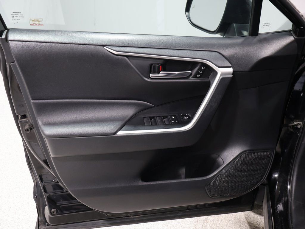 Used 2021 Toyota RAV4 XLE Premium image 14