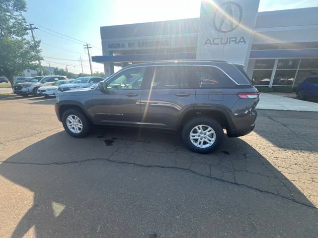 Used 2023 Jeep Grand Cherokee Laredo AWD/4WD image 5