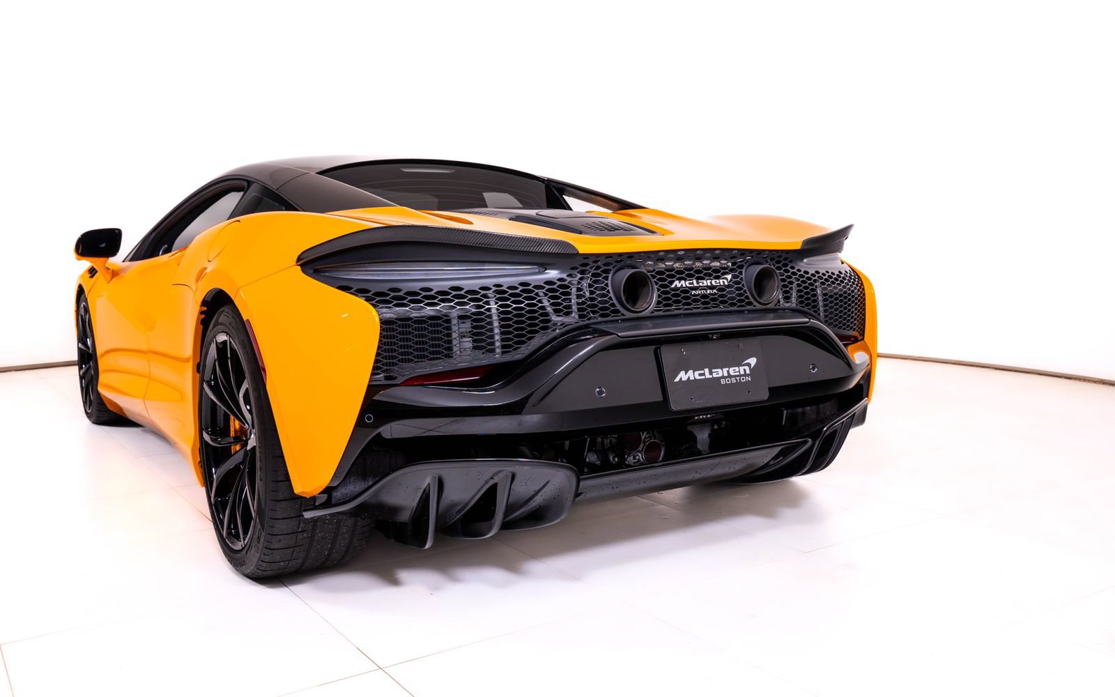 Used 2024 McLaren Artura RWD image 11