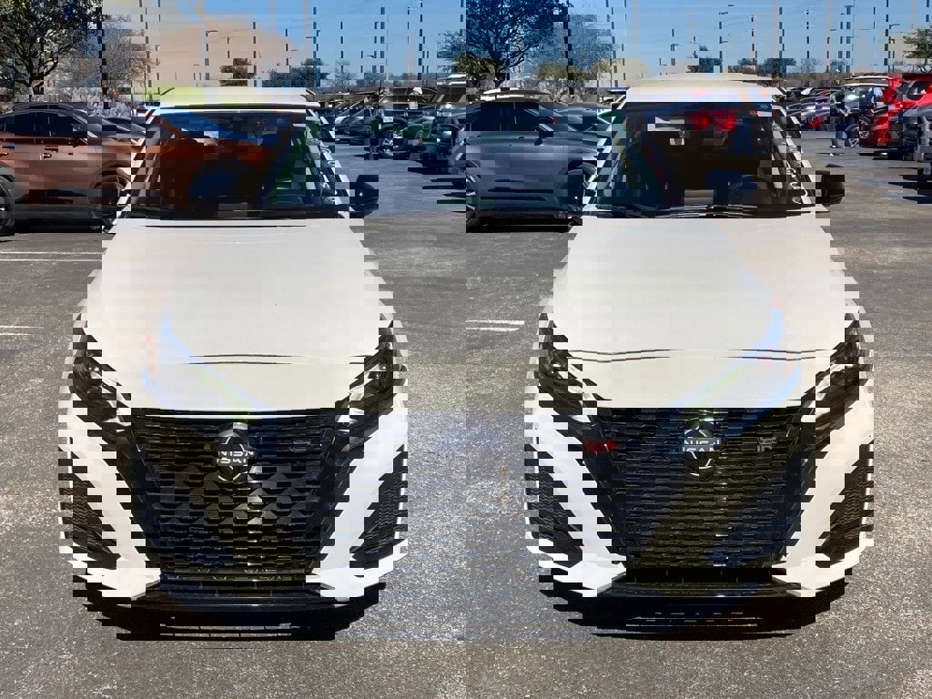 Used 2025 Nissan Altima 2.5 SR image 2