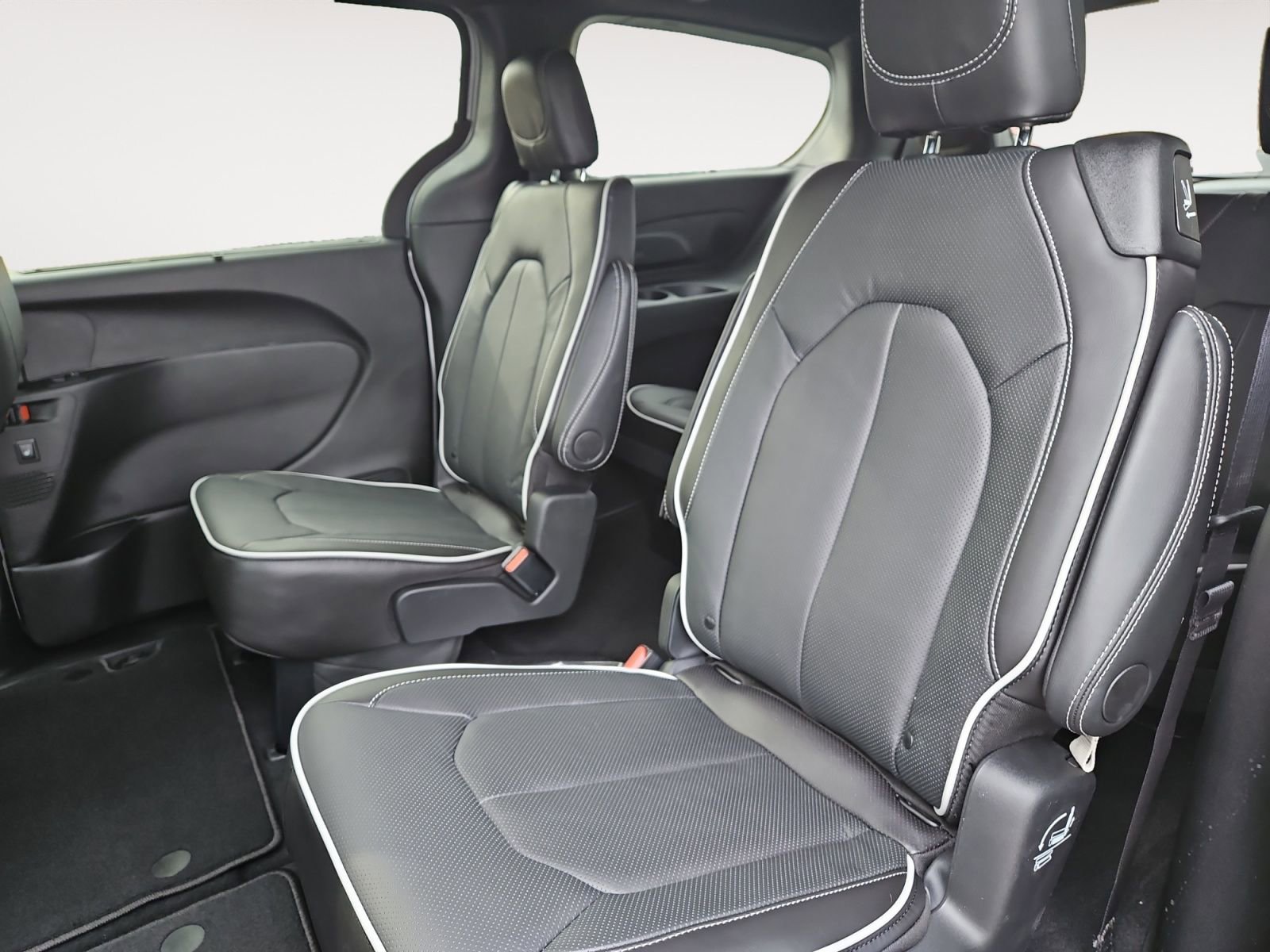 New 2026 Chrysler Pacifica Limited image 13