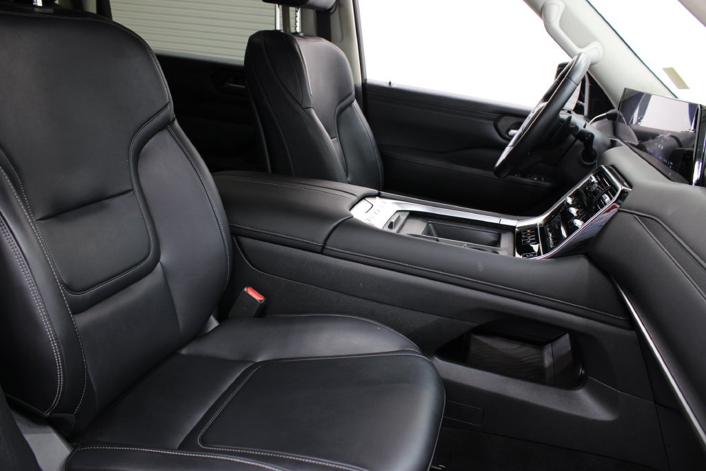Used 2025 Nissan Armada SV RWD image 22