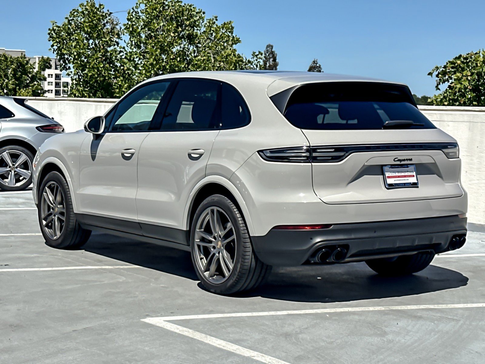 Used 2023 Porsche Cayenne Platinum Edition image 3