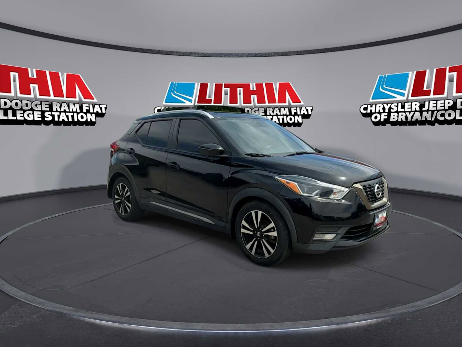 Used 2020 Nissan Kicks SR w/ SR Premium Package FWD image 2