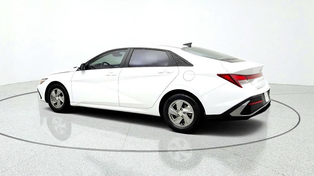 Used 2024 Hyundai Elantra SE FWD image 7