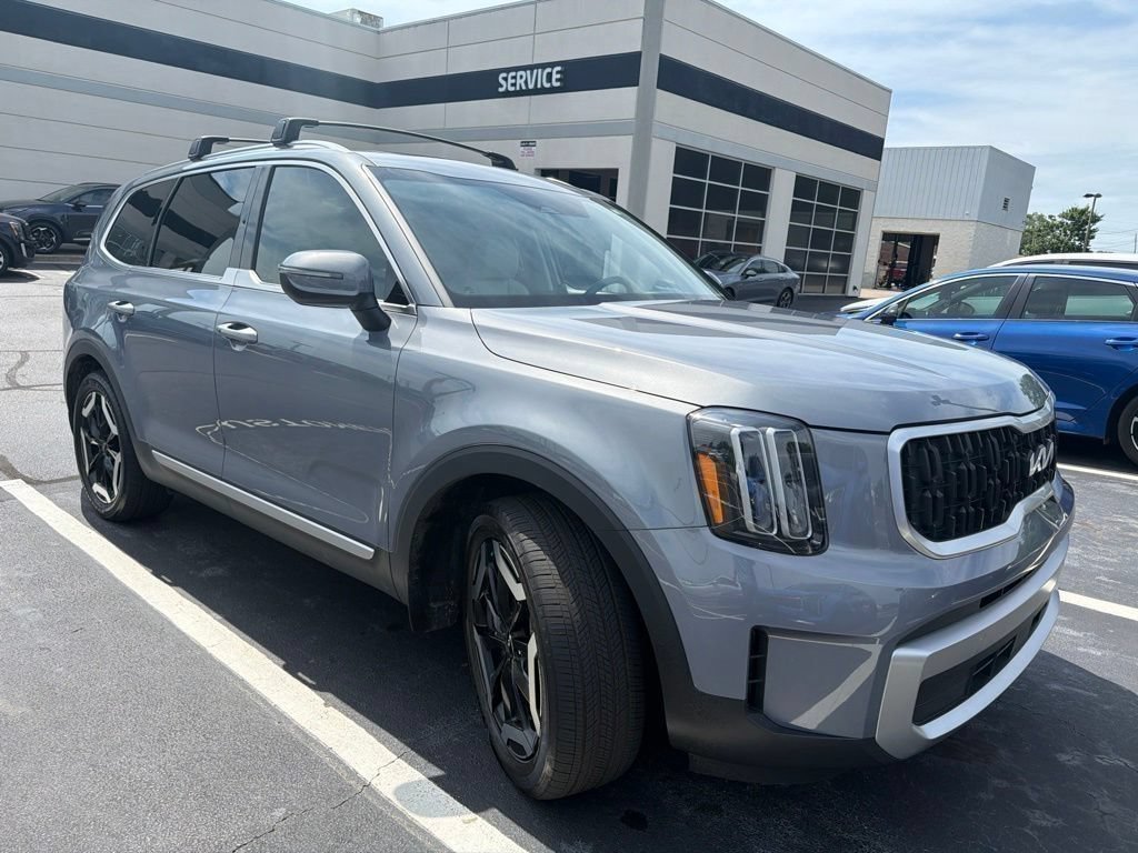 Certified 2023 Kia Telluride EX w/ EX Captain's Chair Package AWD/4WD image 4