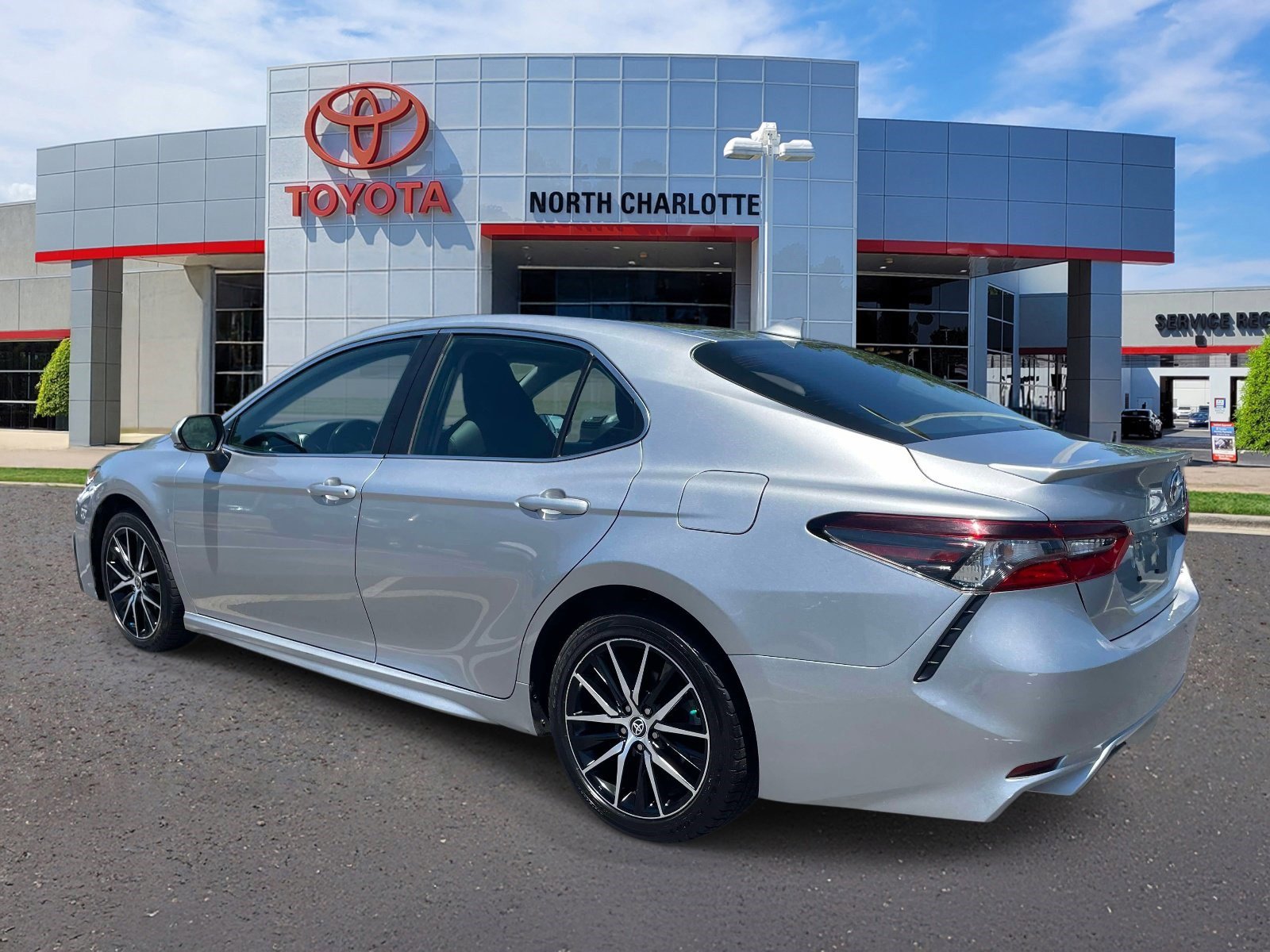 Used 2023 Toyota Camry SE FWD image 4