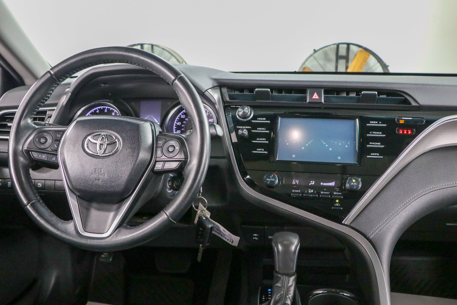 Used 2018 Toyota Camry SE w/ Moonroof Package FWD image 17