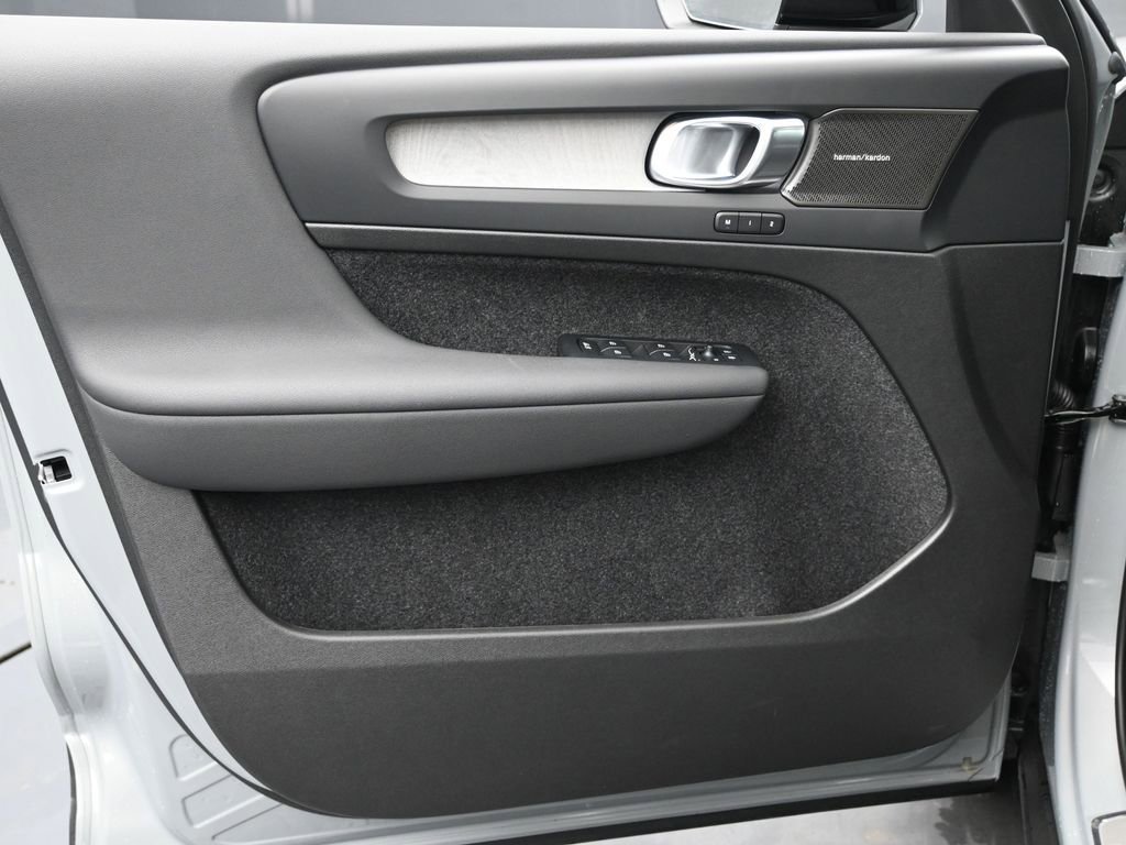 New 2025 Volvo XC40 B5 Ultra w/ Climate Package image 24