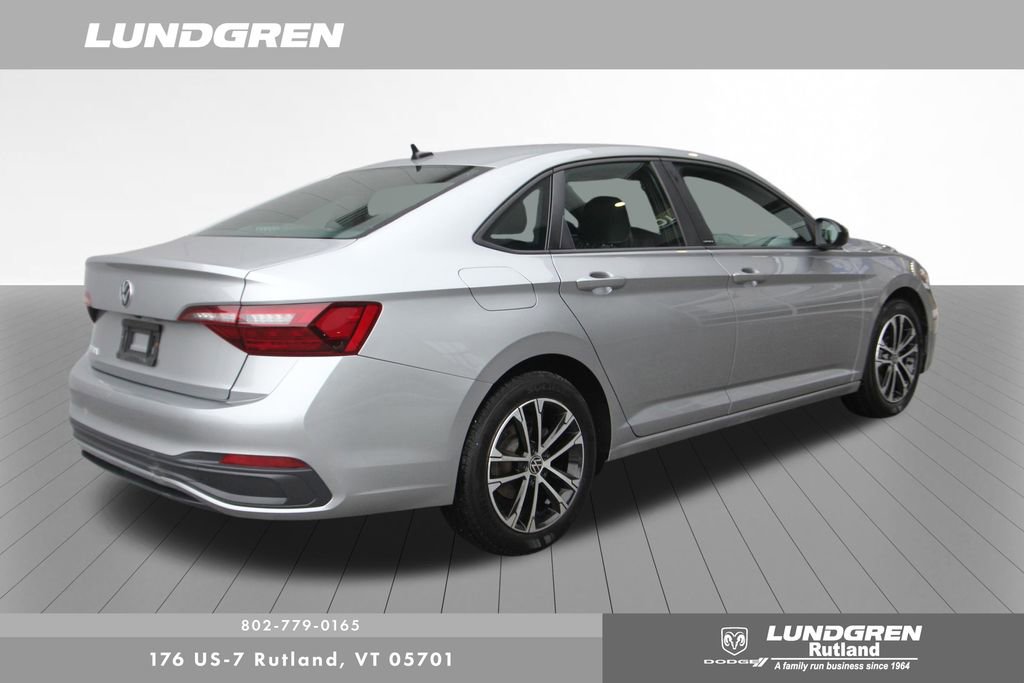 Used 2024 Volkswagen Jetta Sport image 3