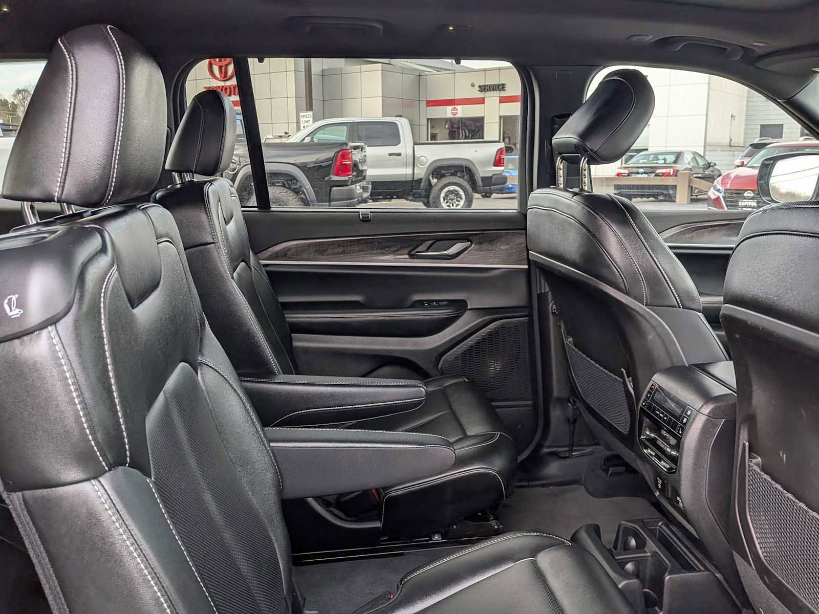 Used 2024 Jeep Grand Cherokee L Limited w/ Luxury Tech Group II image 23