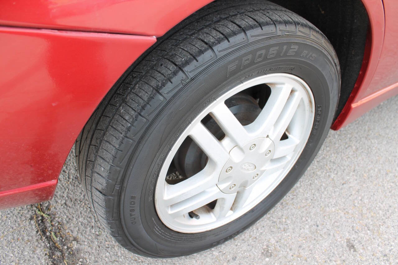 Used 2003 Ford Focus SE FWD image 12