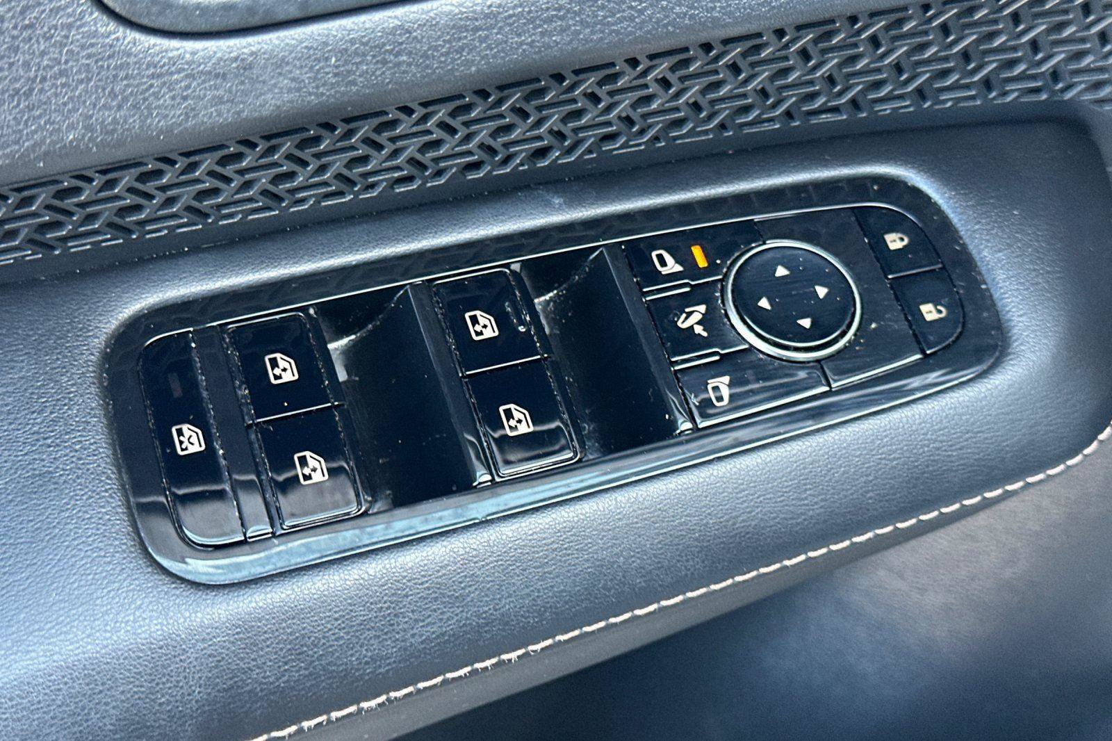 Used 2023 Nissan Ariya AWD image 11