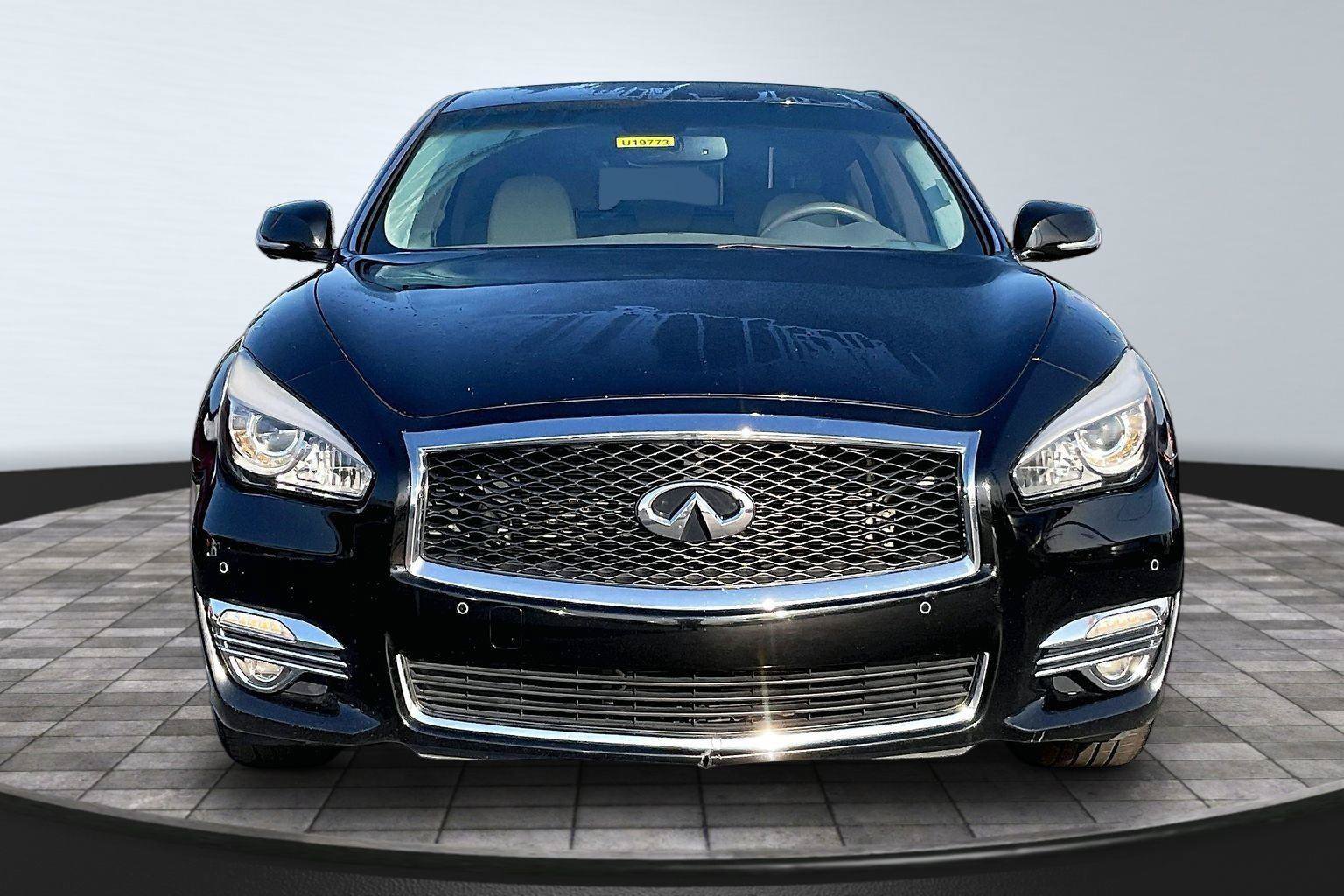 Used 2018 INFINITI Q70 Luxe w/ Cargo Package RWD image 2