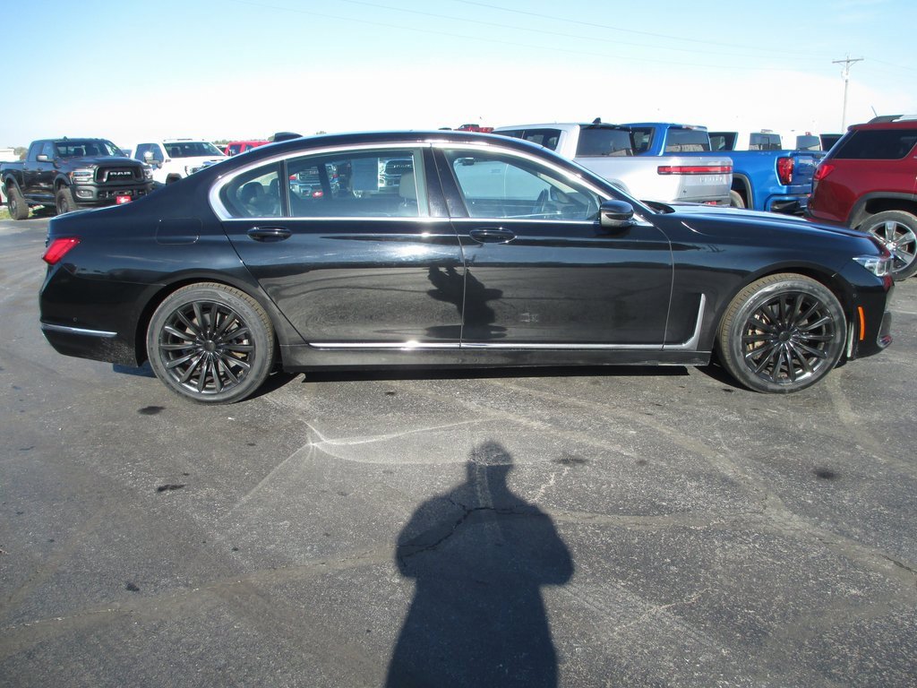 Used 2022 BMW 740i xDrive w/ Premium Package image 3