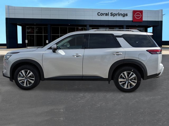 New 2025 Nissan Pathfinder SL image 2