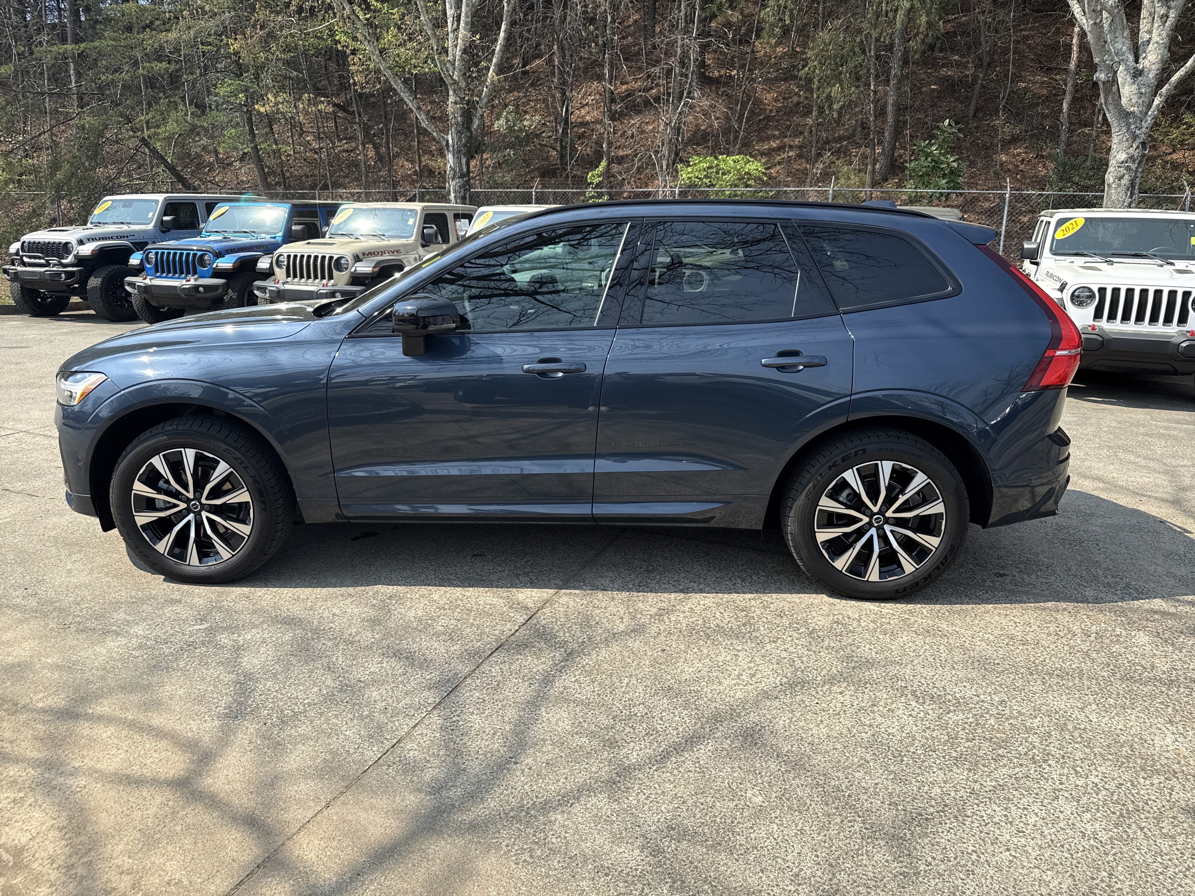 Used 2024 Volvo XC60 B5 Plus AWD/4WD image 4