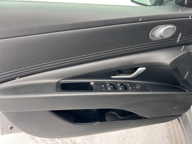 Used 2025 Hyundai Elantra SEL image 24