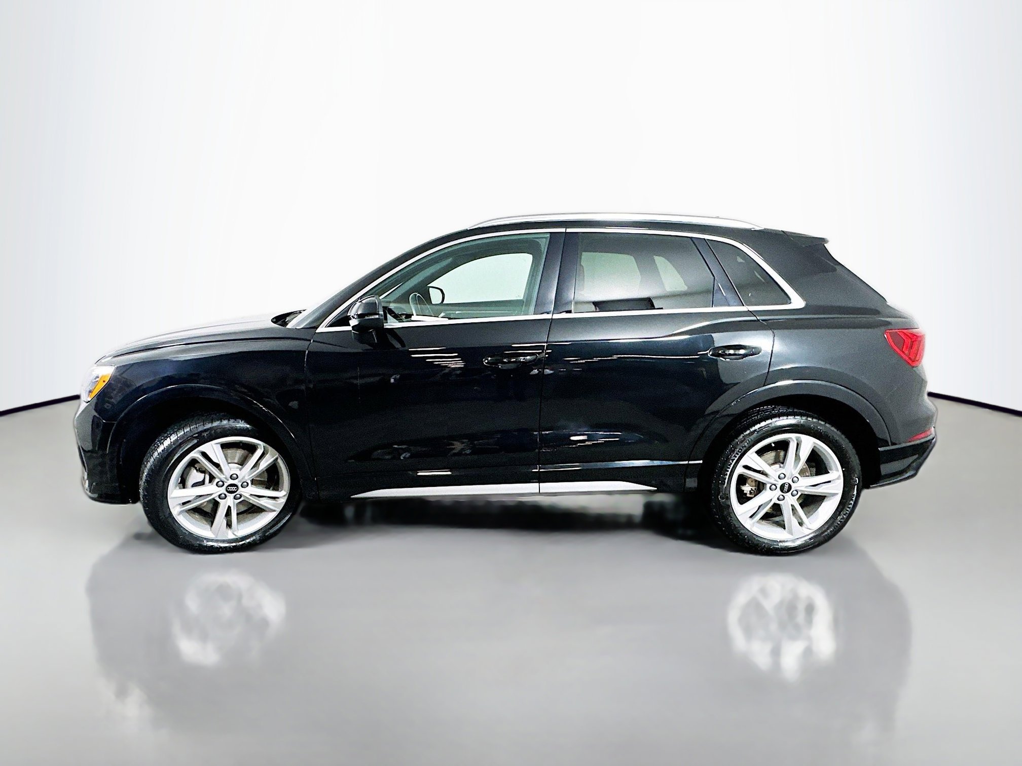 Used 2021 Audi Q3 2.0T Premium w/ Convenience Package image 4