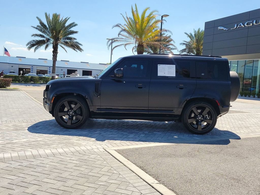 Used 2024 Land Rover Defender 110 X-Dynamic SE image 2