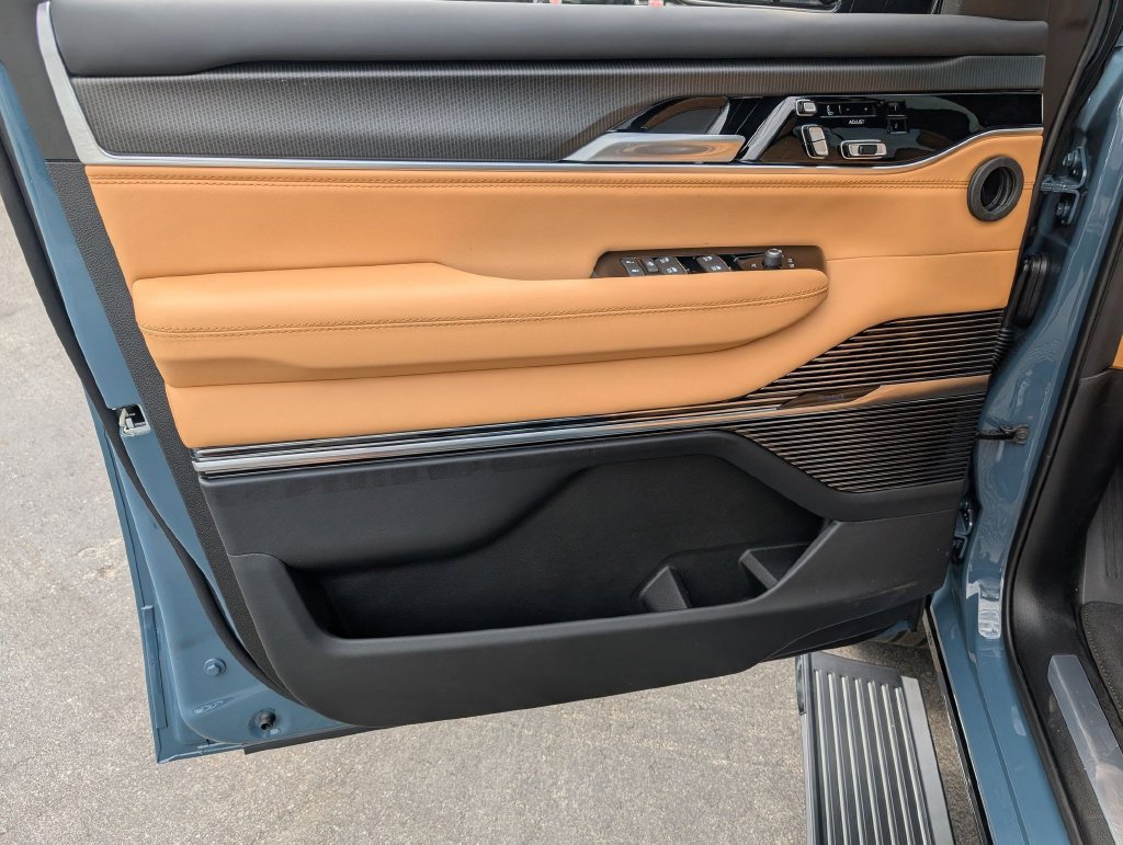 New 2026 Jeep Grand Wagoneer Summit AWD/4WD image 9