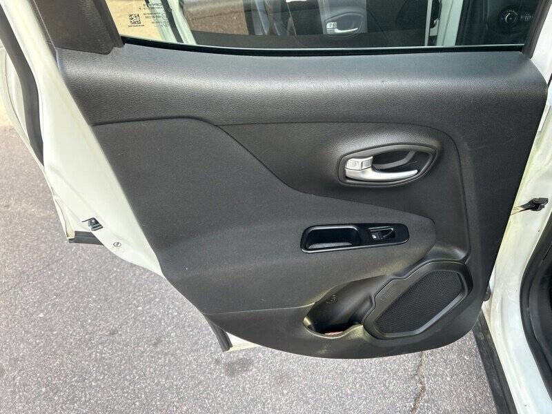 Used 2020 Jeep Renegade Latitude image 19
