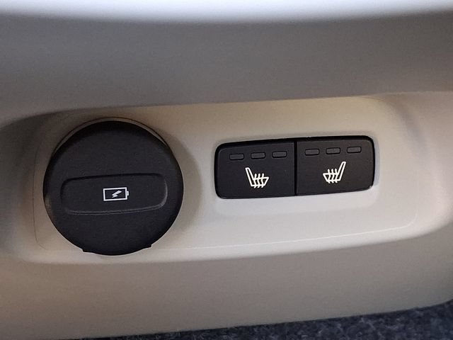 Certified 2025 Volvo XC40 B5 Ultra AWD/4WD image 11