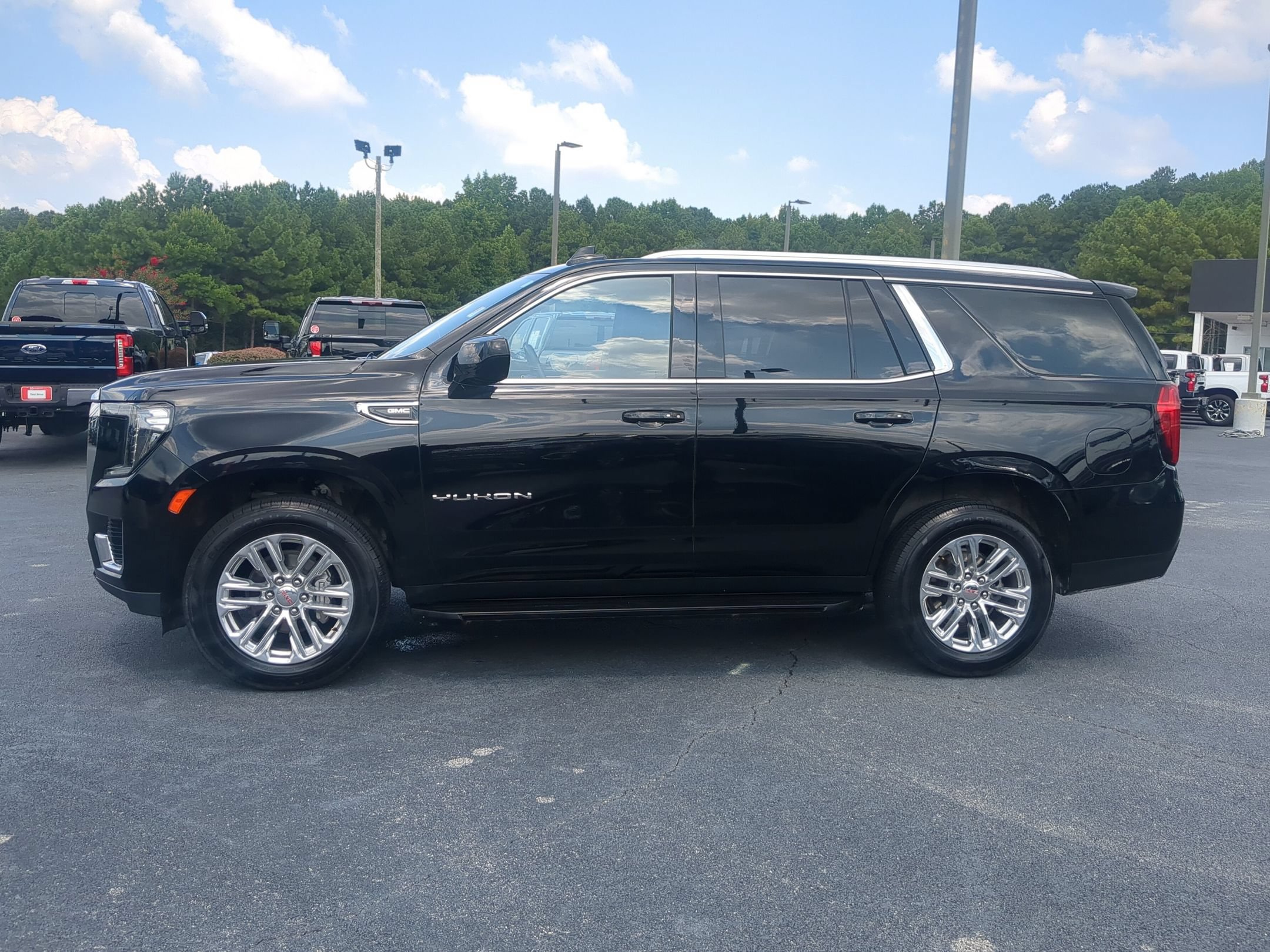 Used 2024 GMC Yukon SLE w/ Gmc Pro Safety Plus Package AWD/4WD image 8