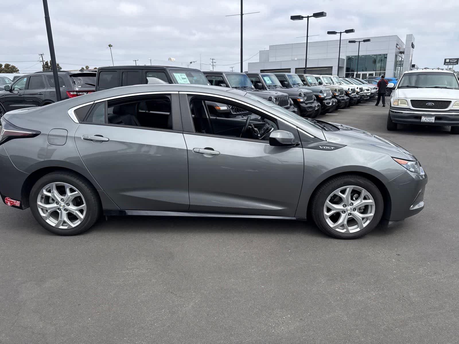 Used 2017 Chevrolet Volt Premier w/ Driver Confidence II Package FWD image 11