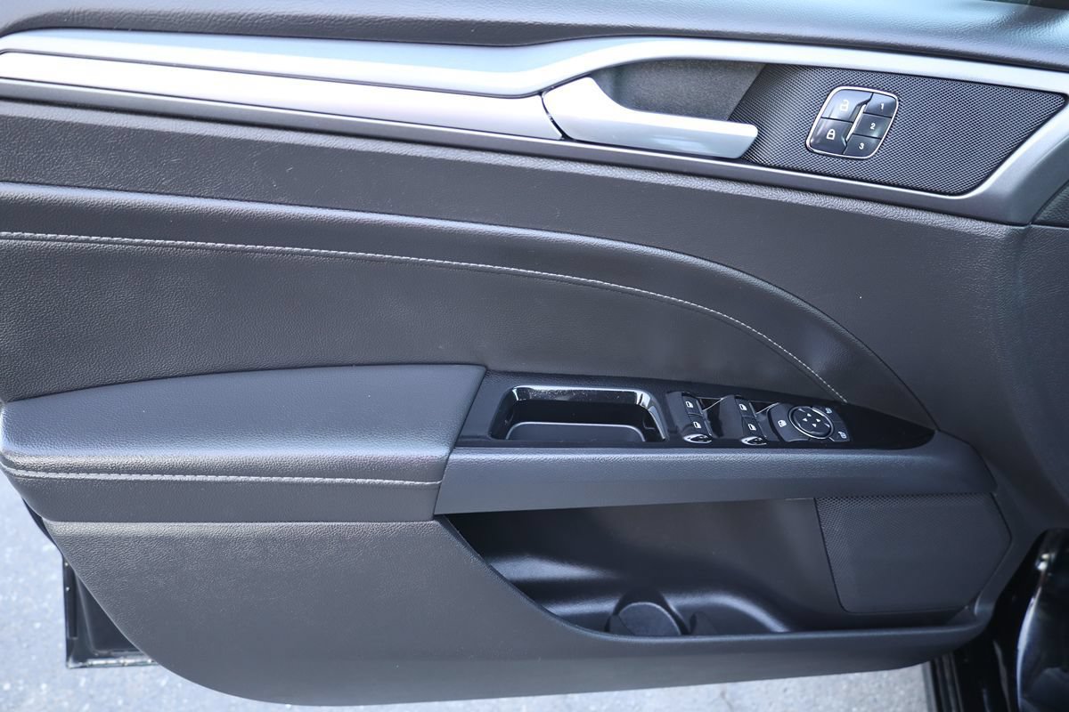 Used 2016 Ford Fusion Titanium AWD/4WD image 9