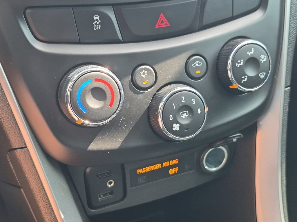 Used 2022 Chevrolet Trax LT w/ Midnight Edition FWD image 17