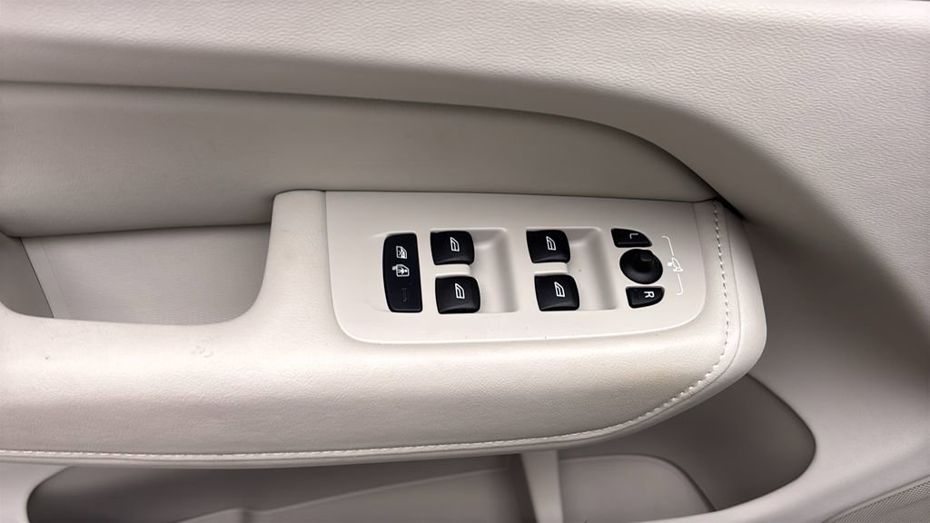 Certified 2025 Volvo XC60 B5 Ultra w/ Protection Package Premier image 13