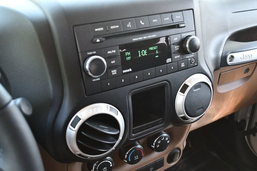 Used 2018 Jeep Wrangler Unlimited Rubicon w/ Connectivity Group AWD/4WD image 14