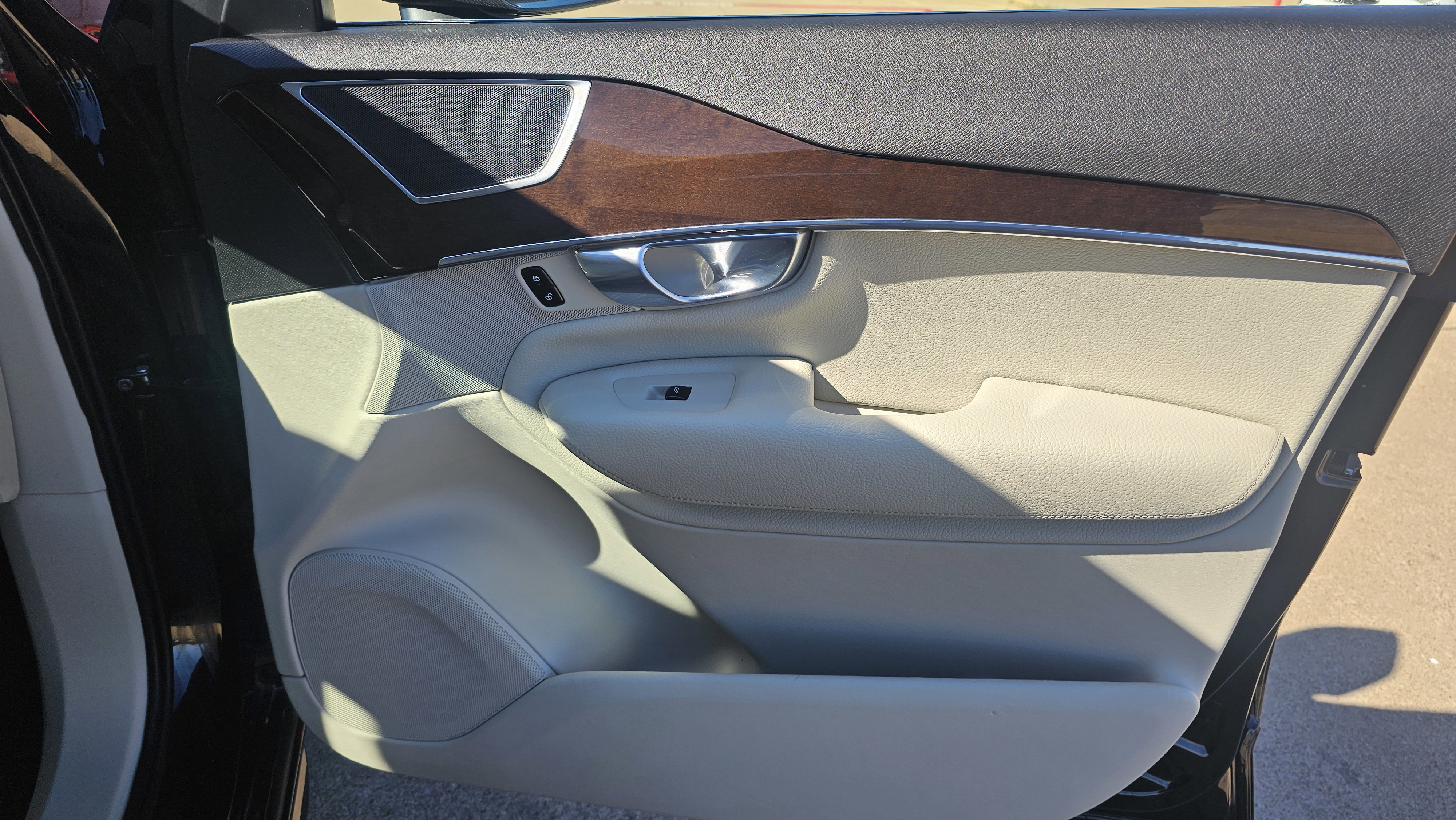 Used 2017 Volvo XC90 T6 Momentum w/ Vision Package image 32