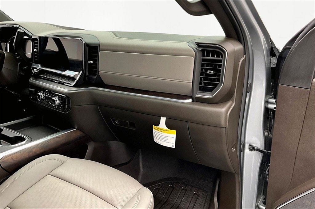 Used 2025 GMC Sierra 3500 SLT w/ SLT Premium Package image 17